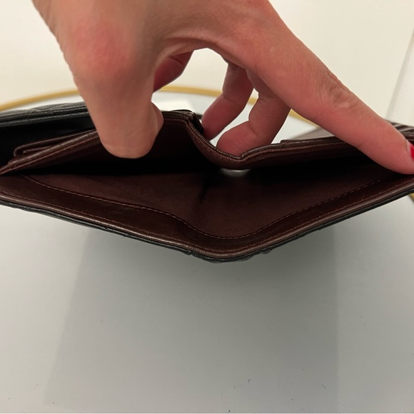 Chanel trifold Authentic- 500 USD/750 Cad - Picture 7 of 14